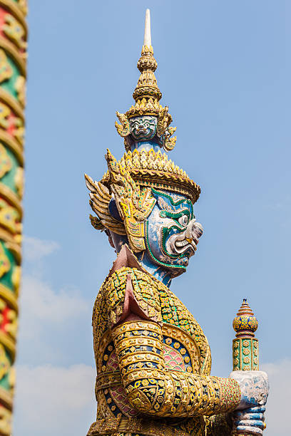 branco fera responsável em wat phra kaew - bangkok thailand demon majestic - fotografias e filmes do acervo