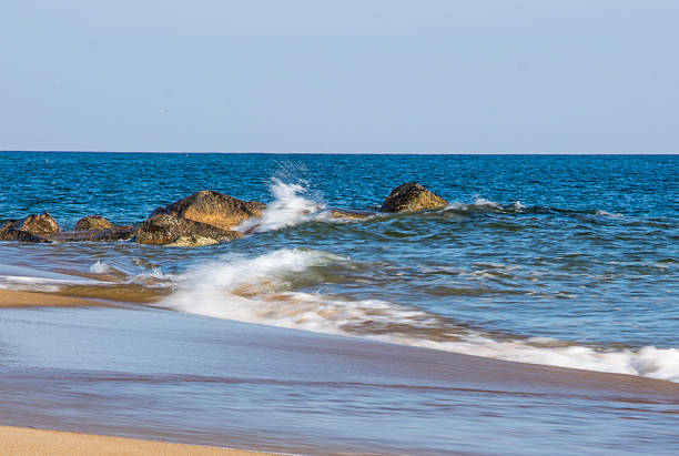 plum island beach rocks - plum imagens e fotografias de stock