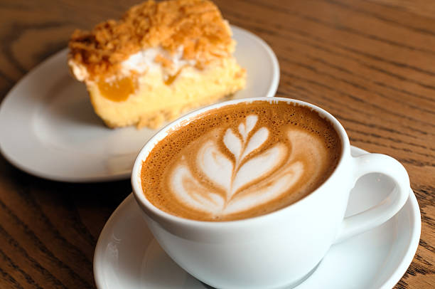 tasse de cappuccino avec gâteau - coffee cup cappuccino food photos et images de collection