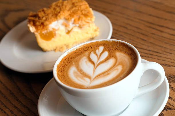 tazza cappuccino con torta - morning cream food milk foto e immagini stock