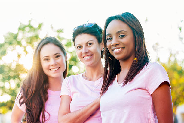 gruppo eterogeneo di tumore al seno e consapevolezza sostenitori - cancer women womens issues friendship foto e immagini stock