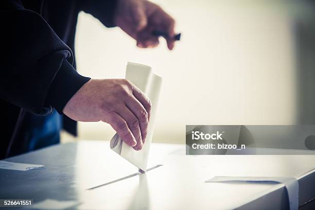 Abstimmung Hand Stockfoto und mehr Bilder von Stimmabgabe - Stimmabgabe, Wahlschein, Politische Wahl