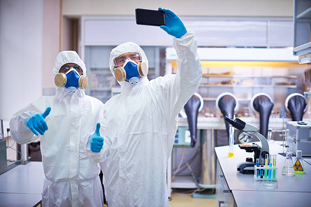 selfie en laboratorio - chemical worker fotografías e imágenes de stock