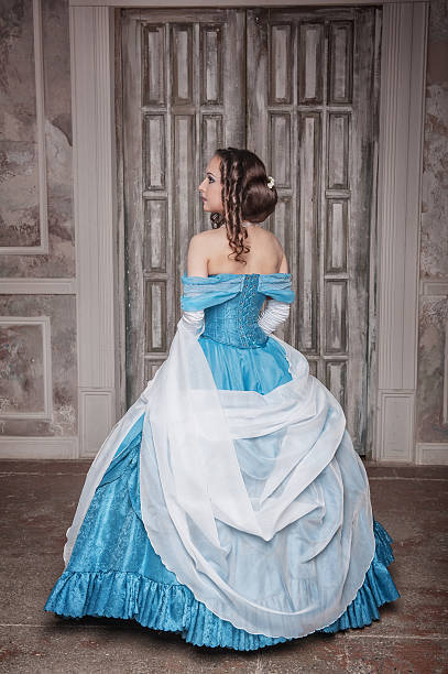 красивая женщина в голубом платье средневековы�й - baroque style costume corset women стоковые фото и изображения