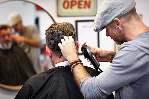profesional de peluquería corte de cabello de cliente - photography people two people male fotografías e imágenes de stock