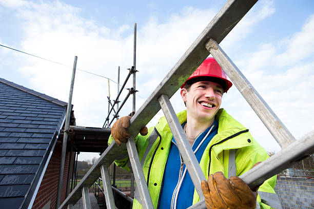 robotnik budowlany na dachu - uk scaffolding construction building activity zdjęcia i obrazy z banku zdjęć