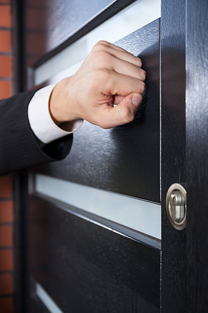 istock Salesman knocking on the door 526669417
