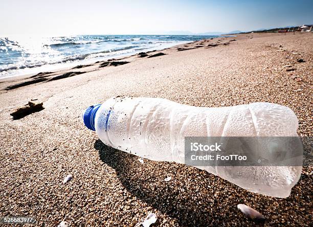 Frasco Vacío Foto de stock y más banco de imágenes de Plástico - Plástico, Mar, Mensaje en una botella