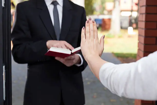 Jehovah's witness wants to evangelize and refusing woman