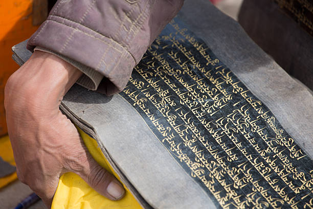 la mano con un par de años y mezquita tibetano scripts - tibet tibetan culture buddhism writing fotografías e imágenes de stock