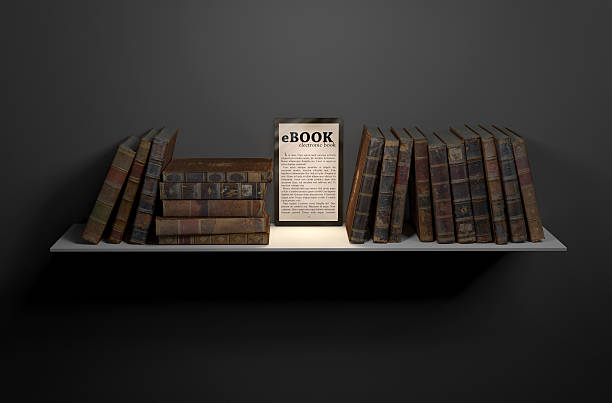 タブレット/電子書籍では、ブックシェルフの old books 。 - book book spine shelf in a row ストックフォトと画像