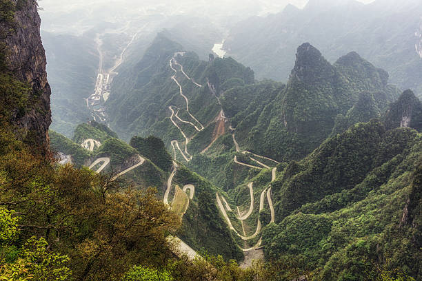 montaña carretera con curvas tianmen - hubei province fotografías e imágenes de stock