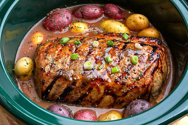 cuba deliciosa comida asada en una olla de cocción lenta - crock pot pot roast roast pork vegetable fotografías e imágenes de stock