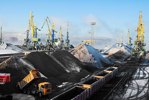Coal Mountain, cargo cranes, railway wagons Coal Mountain, cargo cranes, railway wagons in the commercial port level luffing crane stock pictures, royalty-free photos & images