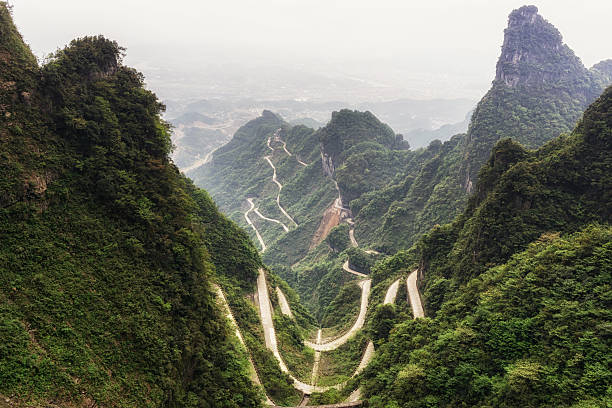 montaña carretera con curvas tianmen - hubei province fotografías e imágenes de stock