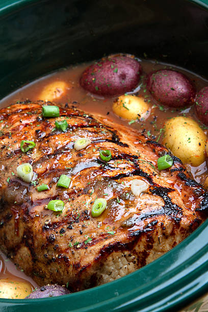 cuba deliciosa comida asada en una olla de cocción lenta - crock pot pot roast roast pork vegetable fotografías e imágenes de stock