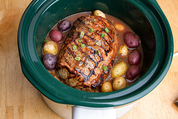 smaczne mięso duszone obiad w slow cooker - pot roast roast beef beef raw zdjęcia i obrazy z banku zdjęć