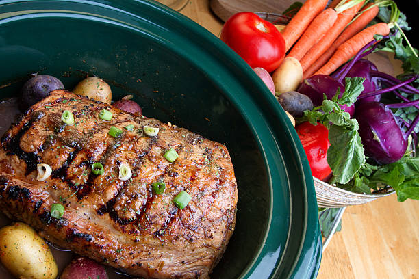 cuba deliciosa comida asada en una olla de cocción lenta - crock pot pot roast roast pork vegetable fotografías e imágenes de stock