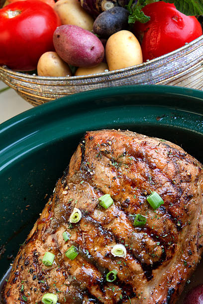 cuba deliciosa comida asada en una olla de cocción lenta - crock pot pot roast roast pork vegetable fotografías e imágenes de stock