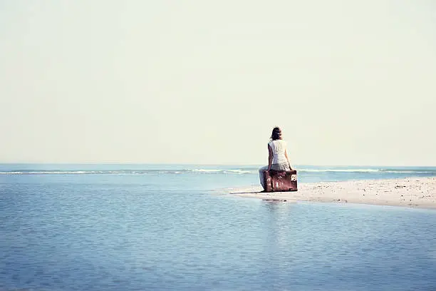 Photo of traveler woman resting in front the spectacular ocean