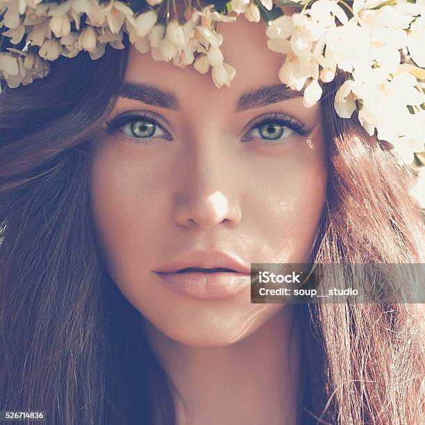 Mujer Romántica En Una Corona De Apple Trees Foto de stock y más banco de imágenes de Mujeres - Mujeres, Verano, Flor