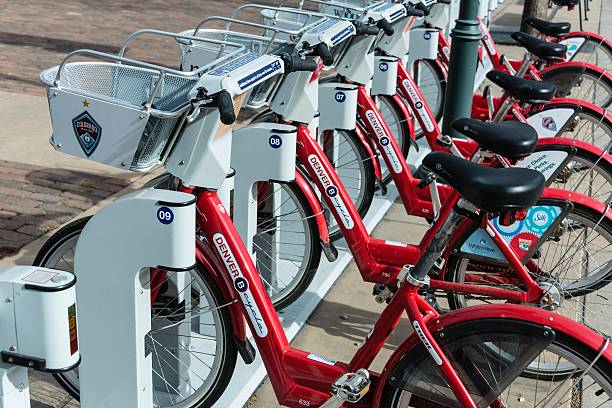 デンバーどうぞ。b サイクルステーション自転車共有 - coors field ストックフォトと画像