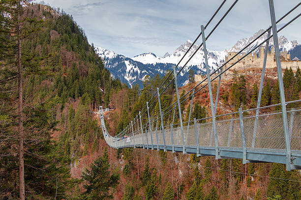 os pedestres ponte suspensa chamada de highline 179 em reutte, áustria - mountain austria street footpath - fotografias e filmes do acervo