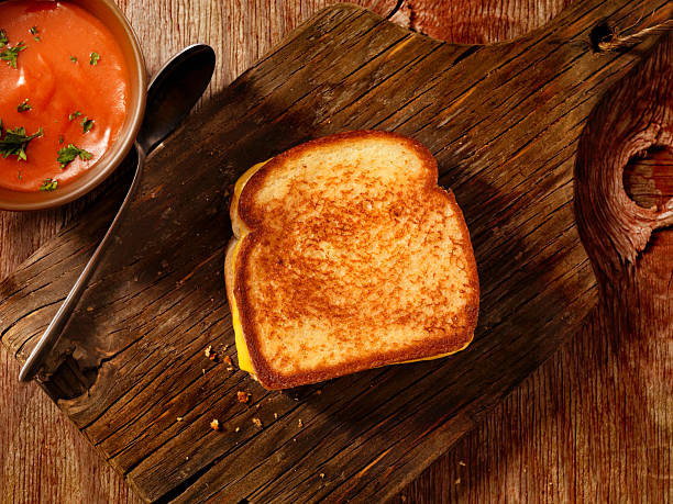 sanduíche de queijo grelhado com sopa de tomate - cheese sandwich imagens e fotografias de stock