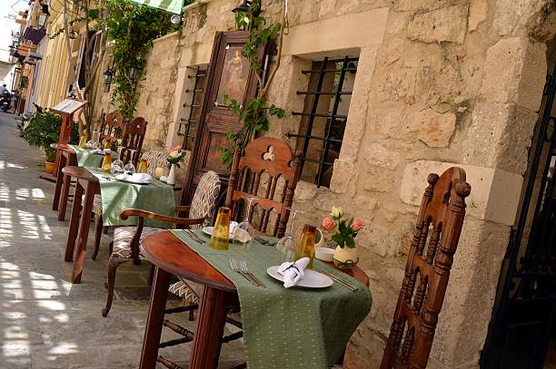 istock Bring down outside in front of a restaurant. 526716830