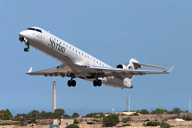 штирийская sprirt crj - 700 улетев - crj 700 стоковые фото и изображения