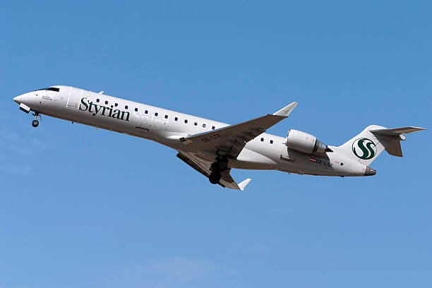 штирийская sprirt crj - 700 улетев - crj 700 стоковые фото и изображения