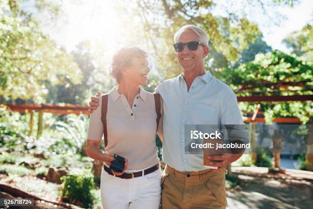 Photo libre de droit de Couple Senior En Vacances banque d'images et plus d'images libres de droit de Ville - Milieu urbain - Ville - Milieu urbain, Tous types de couple, Couple senior