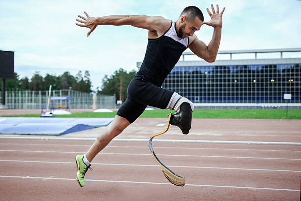 esplosivo inizio di atleta con amputato - corsa su pista maschile foto e immagini stock