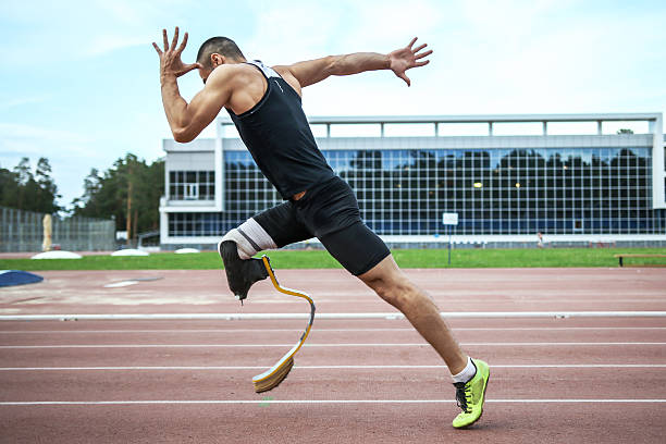 avvio esplosivo dell'atleta per disabili - mens track foto e immagini stock