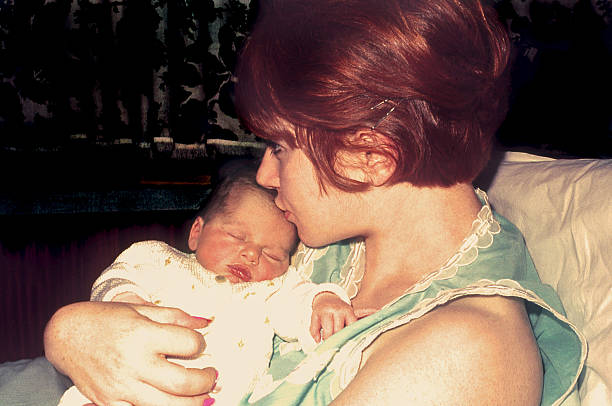 ニューマムキスた新生児 - レトロ調 写真 ストックフォトと画像