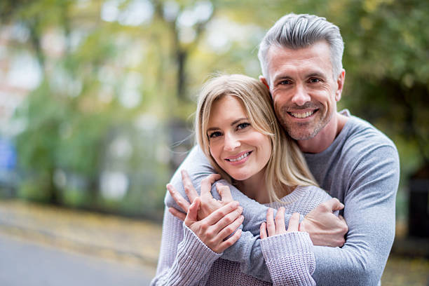 foto de una pareja al aire libre - mid adult fotografías e imágenes de stock