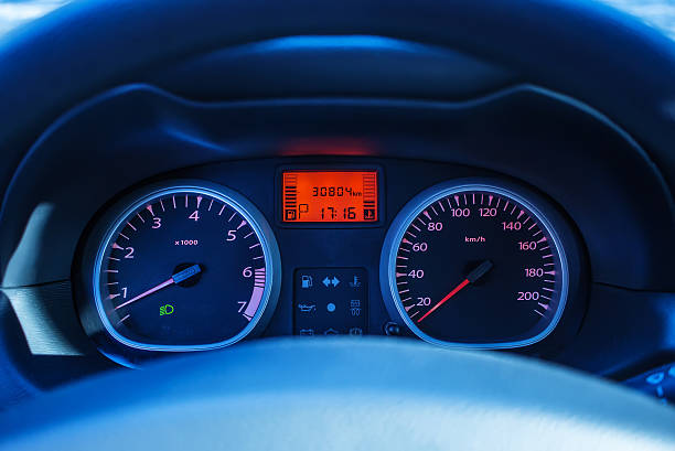 einfache nachrichten automobil armaturenbrett und lenkrad unschärfe - motor vehicle car speedometer macro stock-fotos und bilder