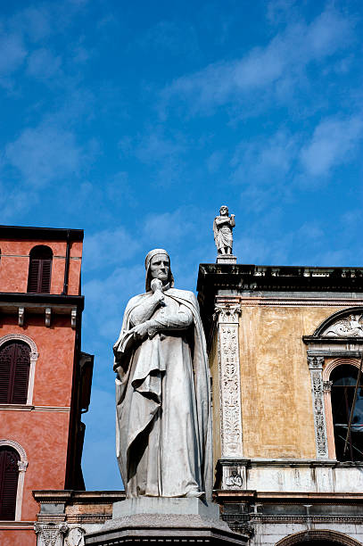 istock Statue of Dante İn Verona 526727651