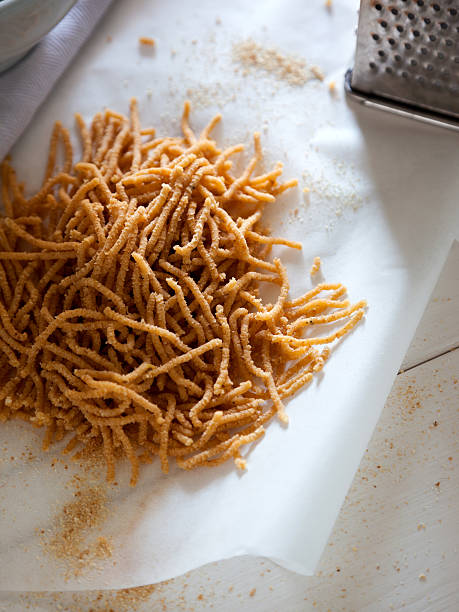 pizzoccheri pastas italianas tradicionales receta de emilia romaña región - pizzoccheri fotografías e imágenes de stock