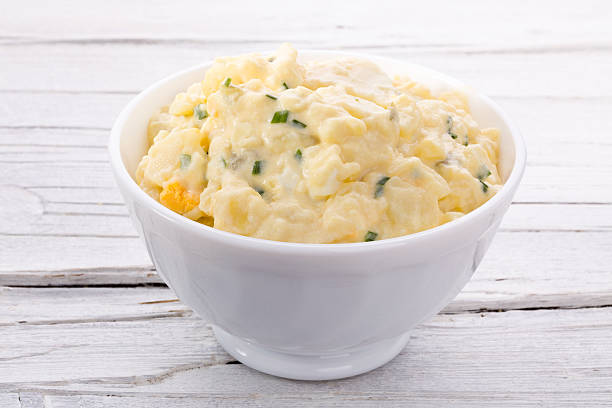 sałatka z ziemniaków w śnieżnobiałej miski - salad prepared potato potato salad food zdjęcia i obrazy z banku zdjęć