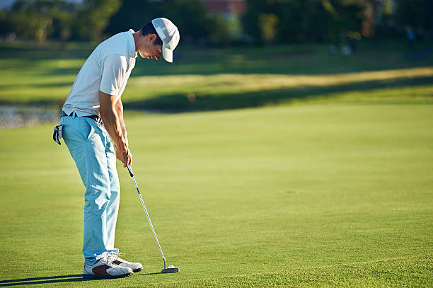 hombre de golf - putting golf golfer golf swing fotografías e imágenes de stock