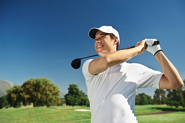 golf drive - golf golf swing men exercising - fotografias e filmes do acervo