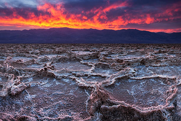 ruisseau coucher de soleil sur la vallée de la mort - panamint range photos et images de collection