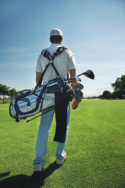 hombre bolsa de golf - caddy fotografías e imágenes de stock