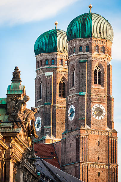 berühmten münchner frauenkirche – liebfrauenkirche - cathedral of our lady stock-fotos und bilder