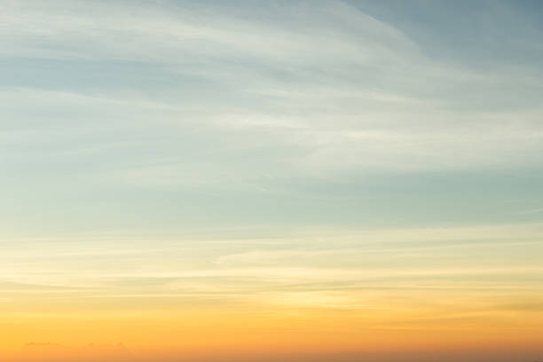 gradiente de cielo azul a, naranja - sky is the limit fotografías e imágenes de stock