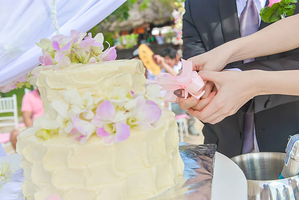 istock The groom and bride are cutting wedding cake 526763499