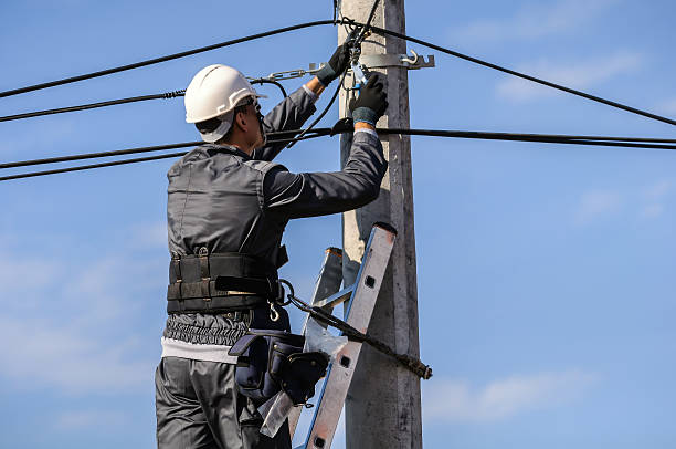 電話技術者 - telecommunications equipment technician repairing engineer ストックフォトと画像