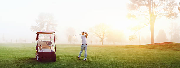 campo da golf da uomo - golf panoramic golf course putting green foto e immagini stock