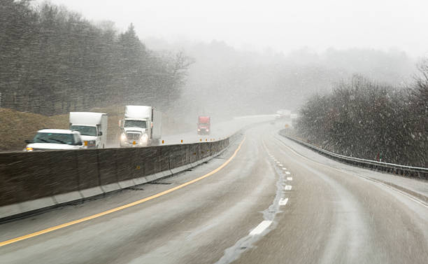 invierno en automóvil - autopista de cuatro carriles fotografías e imágenes de stock